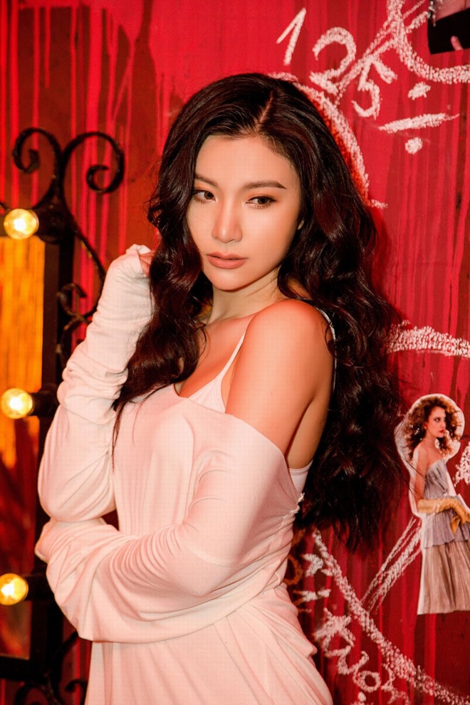 Trong những hình ảnh mới nhất này, nữ ca sĩ “Để em rời xa” gây ấn tượng với sự gợi cảm, cuốn hút vượt trội so với trước đây. Được biết, đây cũng chính là phong cách chủ đạo của MV “Vội vàng yêu anh” – một dấu mốc mới trên con đường sự nghiệp âm nhạc của Hạnh Sino. Ảnh: NVCC.