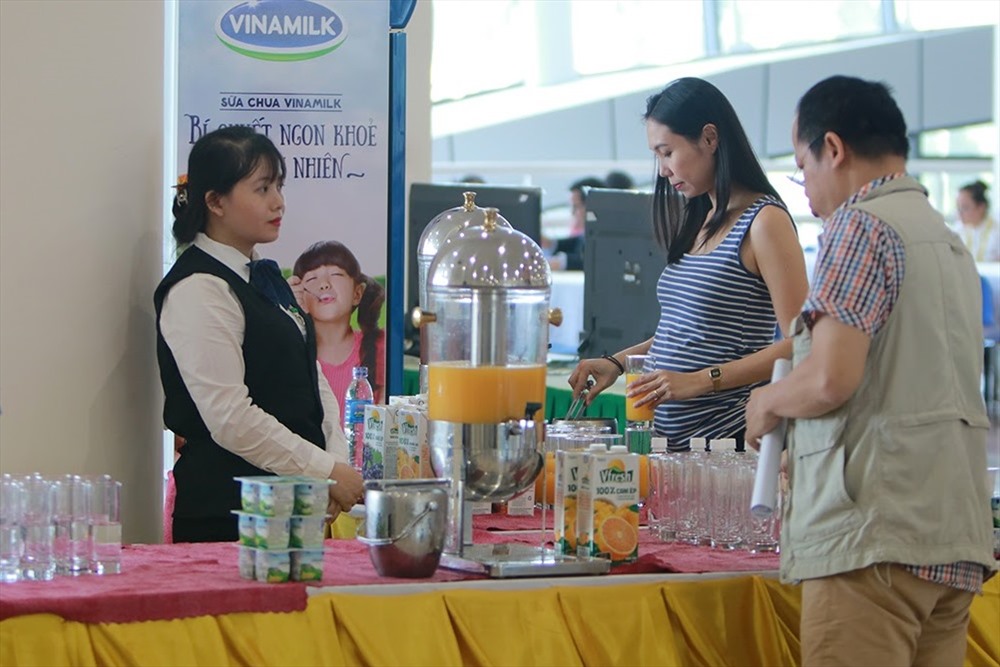 Phóng viên báo chí trong nước và quốc tế thưởng thức các sản phẩm của Vinamilk được phục vụ tại APEC 2017.
