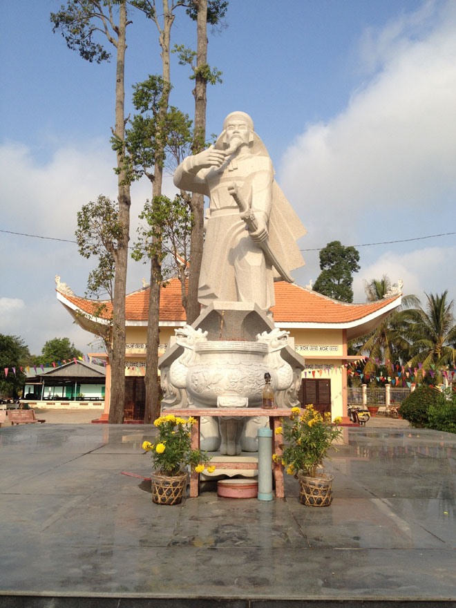 Tượng đài Trần Văn Năng. 