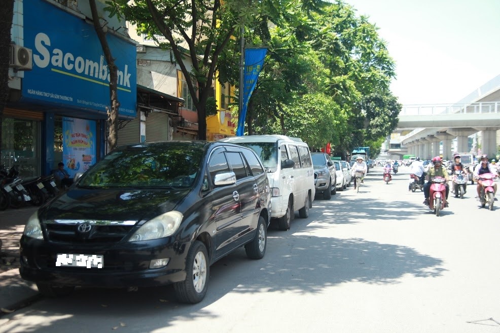 Tăng gấp 3 lần phí sử dụng lòng đường, hè phố Hà Nội? Ảnh: Cường Ngô