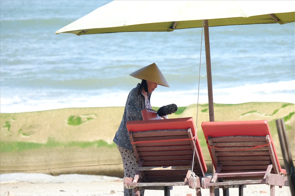Hàng chục hộ dân kinh doanh ven biển chịu tổn thất nặng nề, chị Mai, chủ quan Nhà hàng Anh Đức cho biết, ngay ngay chúng tôi vẫn dọn hàng cầm chừng