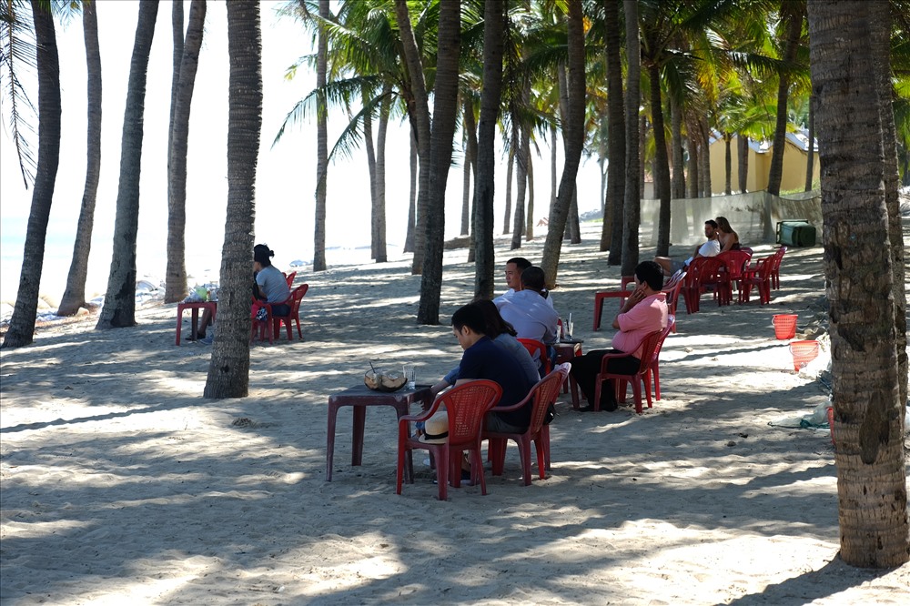 Một số hộ dân kinh doanh nước giải khát, quán nhậu bên bờ biển than trời vì sau bão nước biển đục ngàu khiến du khahc