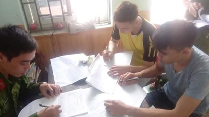 Các đối tượng tại cơ quan điều tra. Ảnh: Xuân Tùng.