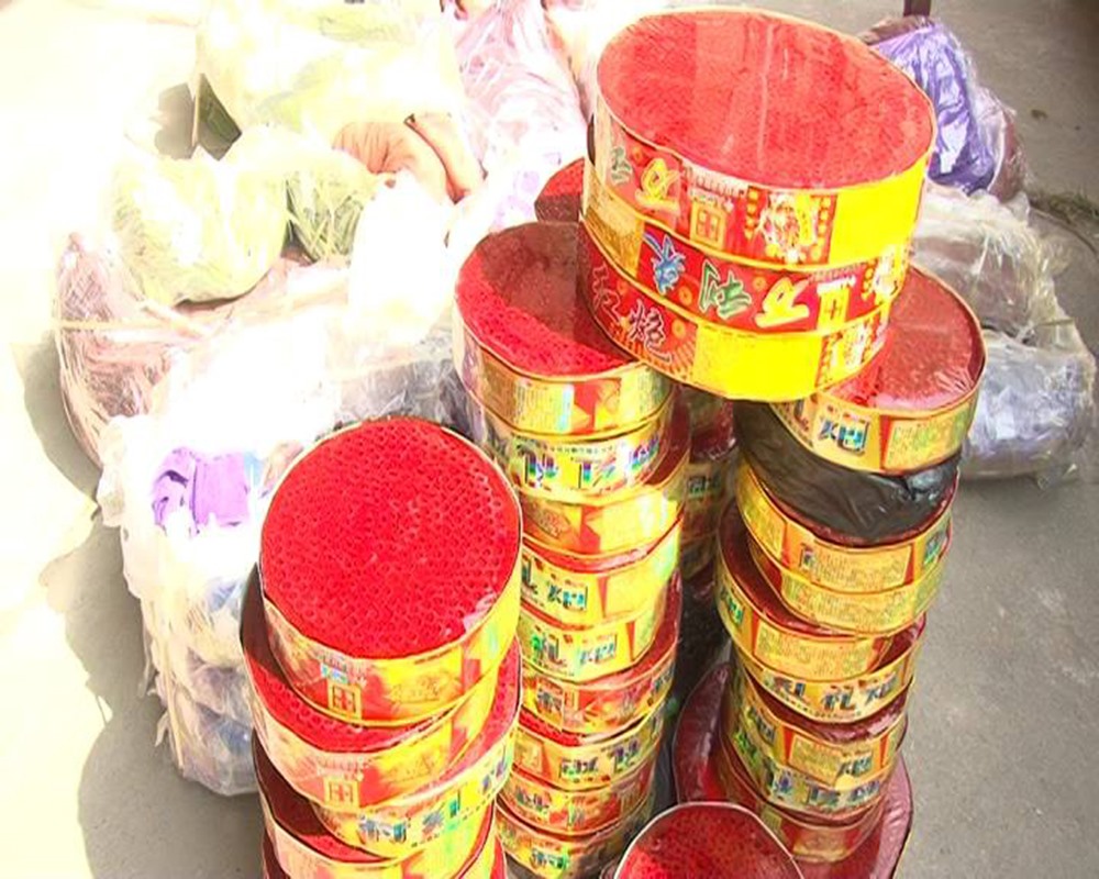 Các hộp pháo được cất giấu trong khăn mặt. Ảnh: CQCN.