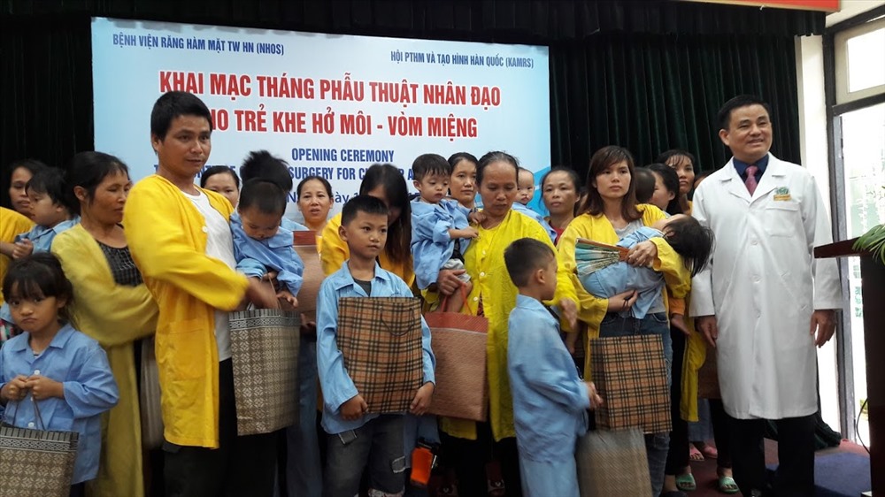 Các bệnh nhi được tặng quà trước khi vào phẫu thuật (Ảnh: T.Linh)