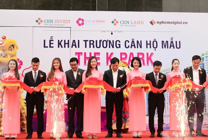 Đúng 9h30, đại diện Chủ đầu tư, đơn vị phân phối và nhà thầu đã lên cắt băng khánh thành khai trương căn hộ mẫu The K – Park trong sự vui mừng và chứng kiến của hơn 700 khách hàng bên dưới.