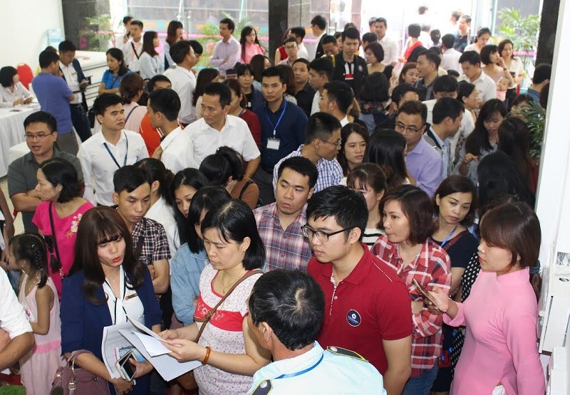Hàng trăm khách hàng xếp hàng háo hức chờ đợi được lên xem nhà mẫu
