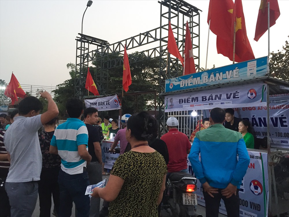Nhiều khán giả bắt đầu mua vé vào sân sát giờ thi đấu.