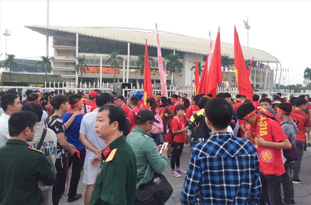 Rất đông CĐV của Hội CĐV Việt Nam đã có mặt từ sớm chờ vào sân.