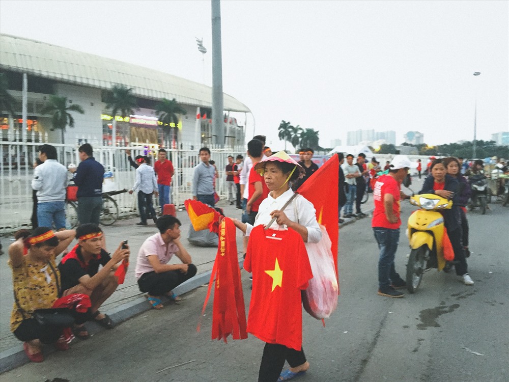 Các dịch vụ bán đồ cổ vũ trước cổng SVĐ Mỹ Đình nhộn nhịp trước giờ bóng lăn.