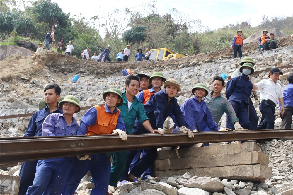 Niềm vui của anh em công nhân trên công trường Đèo Cả khi tàu thông tuyến. Ảnh: T.T
