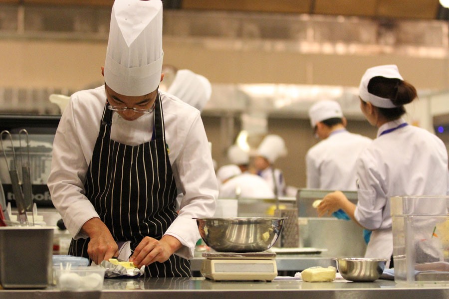 Những ngành như cơ khí, công nghệ, khách sạn - nhà hàng thường xuyên thiếu nhân lực. Trong ảnh là học sinh Trường Cao đẳng Nghề công nghiệp Hà Nội trong giờ thực hành. Ảnh: Hải Nguyễn.