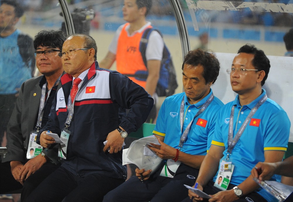 Ông Park cùng ban huấn luyện ĐTVN. Ảnh: Đ.H