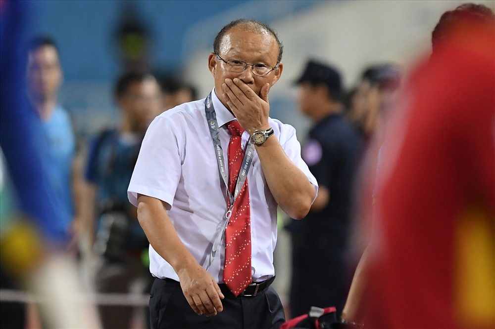 HLV Park Hang-seo giải thích: ““Tôi đóng vai trò như một người cha. Cầu thủ là thứ quan trọng nhất đối với các HLV. Việc tôi hò hét trên sân không phải để khoe mẽ với truyền thông, đó là cảm xúc tự nhiên trong mỗi trận đấu“.