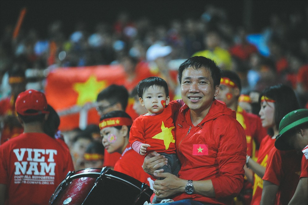 Anh Hồ Hải Hoàng - hủ lĩnh tinh thần của VFS khu vực phía Bắc và “CĐV nhí” của mình trên khán đài cổ vũ ĐTVN.
