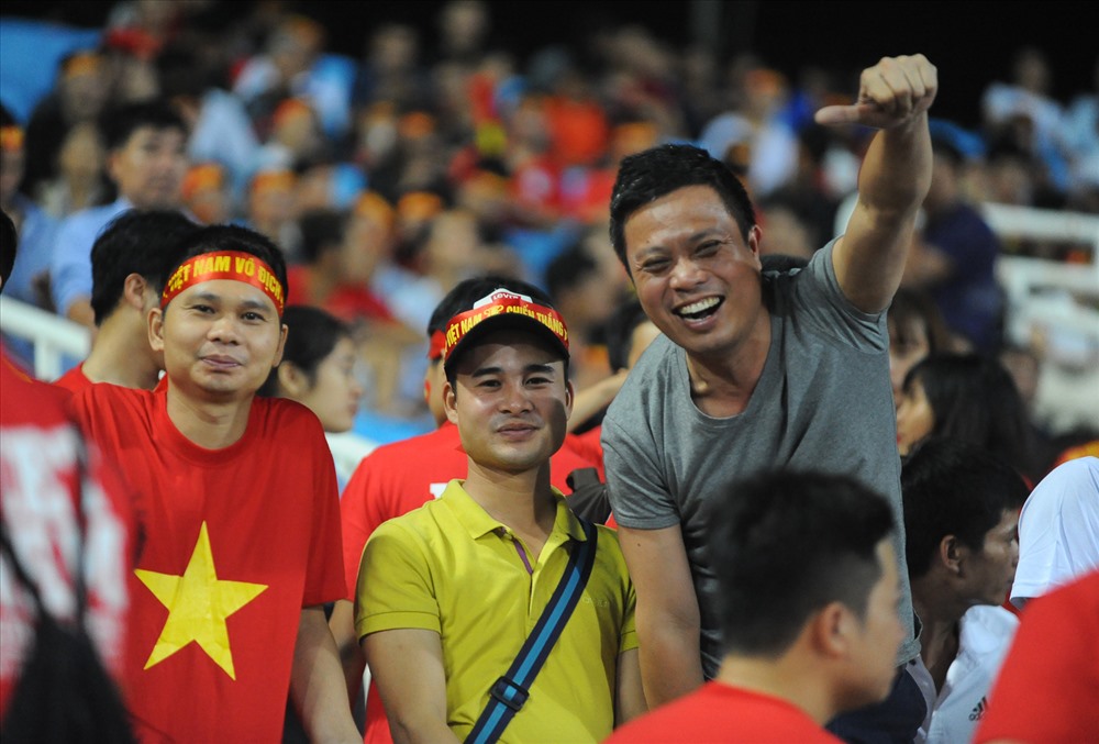 Những khán giả nhiệt thành này đã “cháy” hết mình cùng ĐTVN trong 90 phút ở Mỹ Đình.