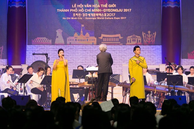 Bên cạnh đó, cô cũng song ca với ca sĩ Hà Anh ca khúc Chiếc khăn Piêu của nhạc sĩ Doãn Nho và liên khúc Lý ngựa ô – Lý người thương – Trống cơm.