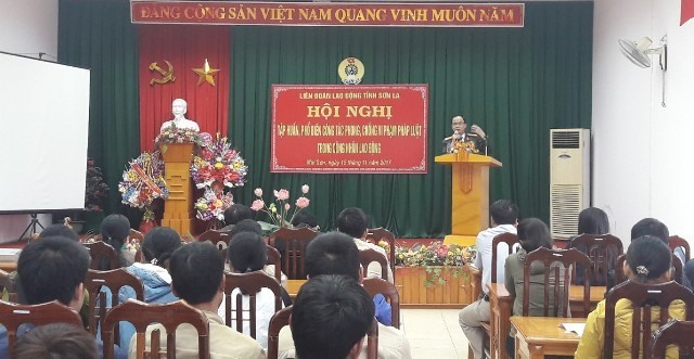 Lãnh đạo Công an tỉnh Sơn La thông tin về tình hình vi phạm pháp luật trên địa bàn tỉnh cho CNLĐ Cty CP Xi măng Mai Sơn. Ảnh: Minh Tâm