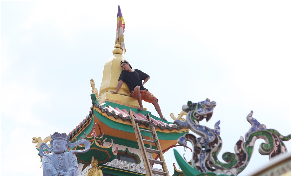 Người dân cho hay, khoảng 3h30 sáng nay, thanh niên này xuất hiện gần khu vực cầu Cánh Hưng, xin vào nhà dân tá túc qua đêm nhưng người dân không đồng ý nên chạy vào chùa An Phú gần đó quậy phá. Ảnh: Trường Sơn