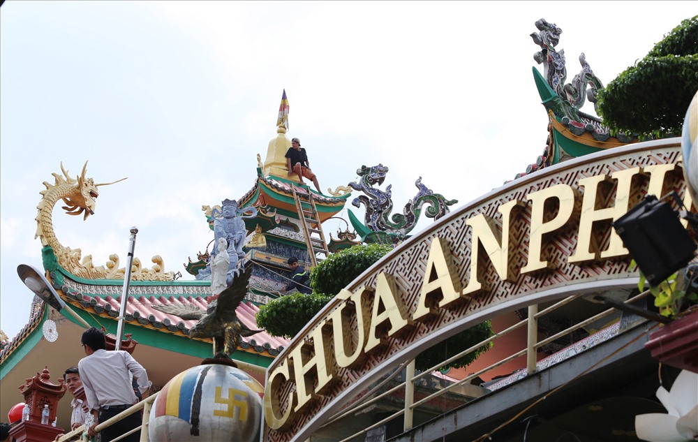 Dù được chính quyền, các sư trong chùa khuyên can nhưng thanh niên này vẫn không chịu nghe, tiếp tục cố thủ trên nóc chùa. Ảnh: Trường Sơn