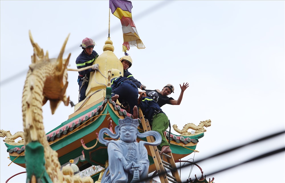 Vừa động viên, vừa áp sát từ hai phía, cuối cùng cảnh sát đã tiếp cận gần người thanh niên này mặc cho anh ta dùng tay đánh lại. Ảnh: Trường Sơn