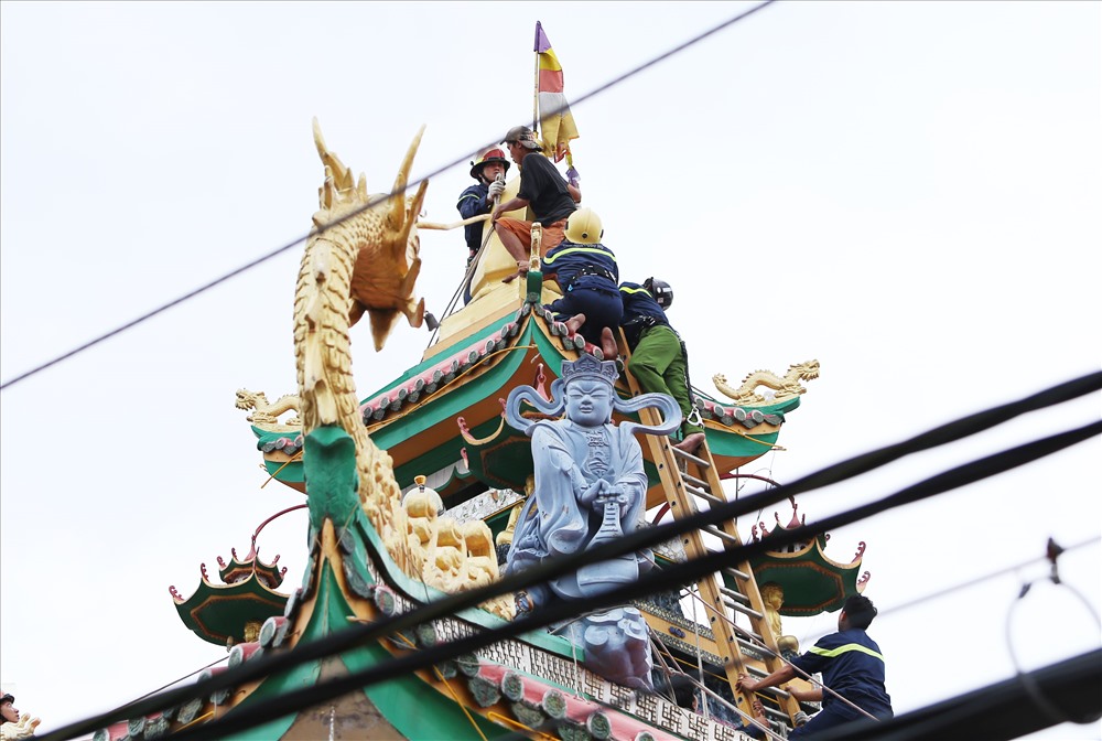 Tiếp cận bằng nhiều hướng, cảnh sát áp sát thanh niên này nhưng anh ta chống cự, nhiều lần đạp thang cảnh sát. Ảnh: Trường Sơn