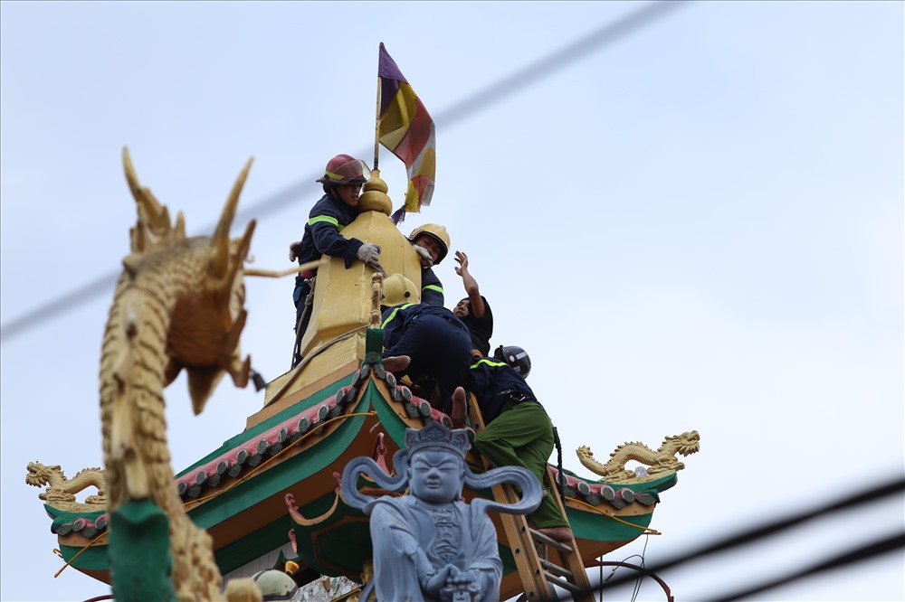 Dù bị khống chế nhưng thanh niên này liên tục vùng vẫy khiến cảnh sát phải rất khó khăn mới khống chế được. Ảnh: Trường Sơn