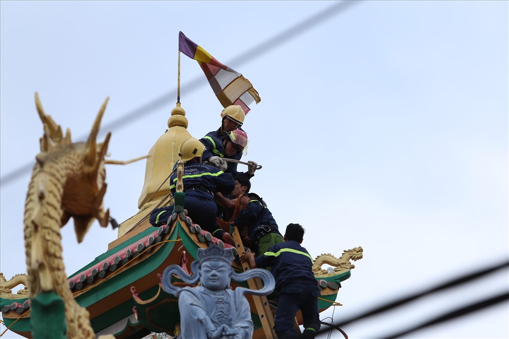 Sau vài chục giây, anh ta đã bị khống chế bằng dây thừng. Ảnh: Trường Sơn