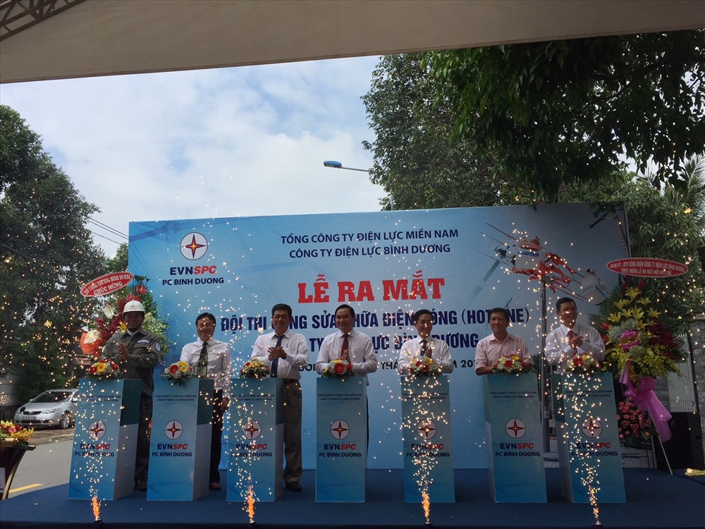 Nghi thức “Bấm nút” chính thức ra mắt Đội sửa chữa điện nóng