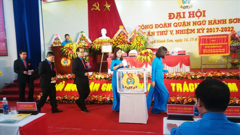 Bỏ phiếu bầu chọn đại biểu đi dự Đại hội cấp trên