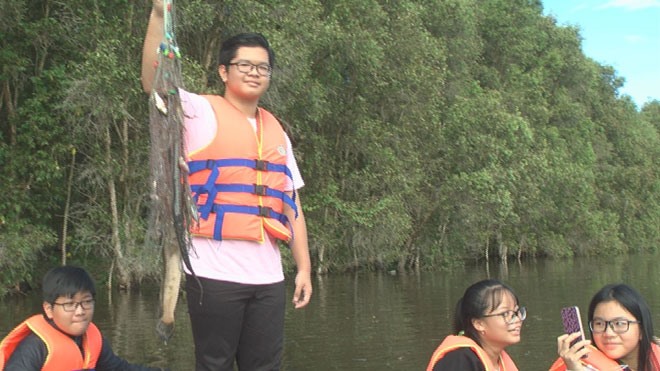 Học sinh thích thú khi thả lưới bắt cá.