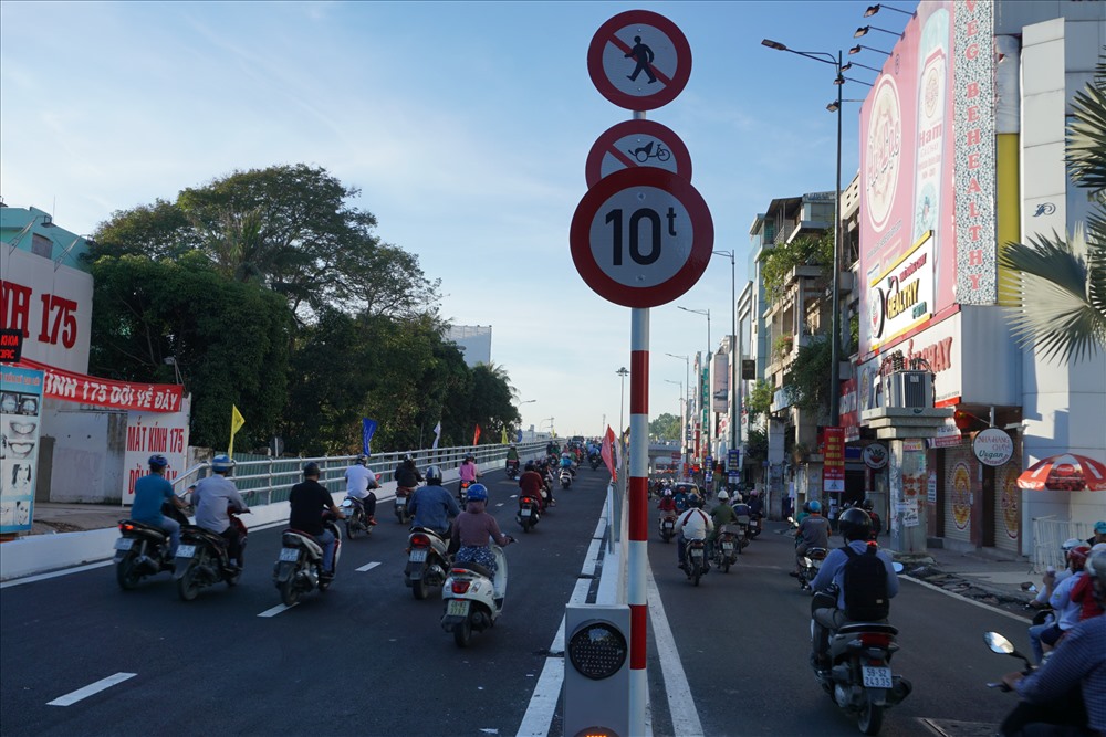 Từ 6h sáng 16.11, xe cộ lưu thông trên đường Nguyễn Kiệm có thể đi lên nhánh cầu vượt thép Nguyễn Kiệm – Hoàng Minh Giám để vào trung tâm thành phố.
