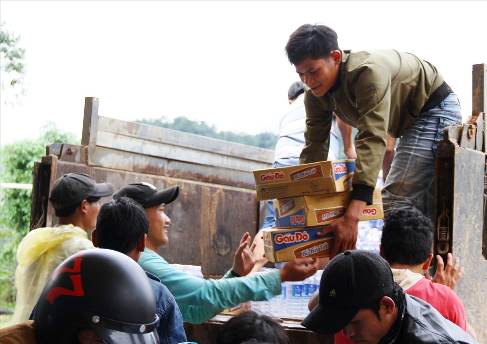 Vận chuyển hàng cứu trợ để chuẩn bị phát quà cho bà con. Ảnh: LP
