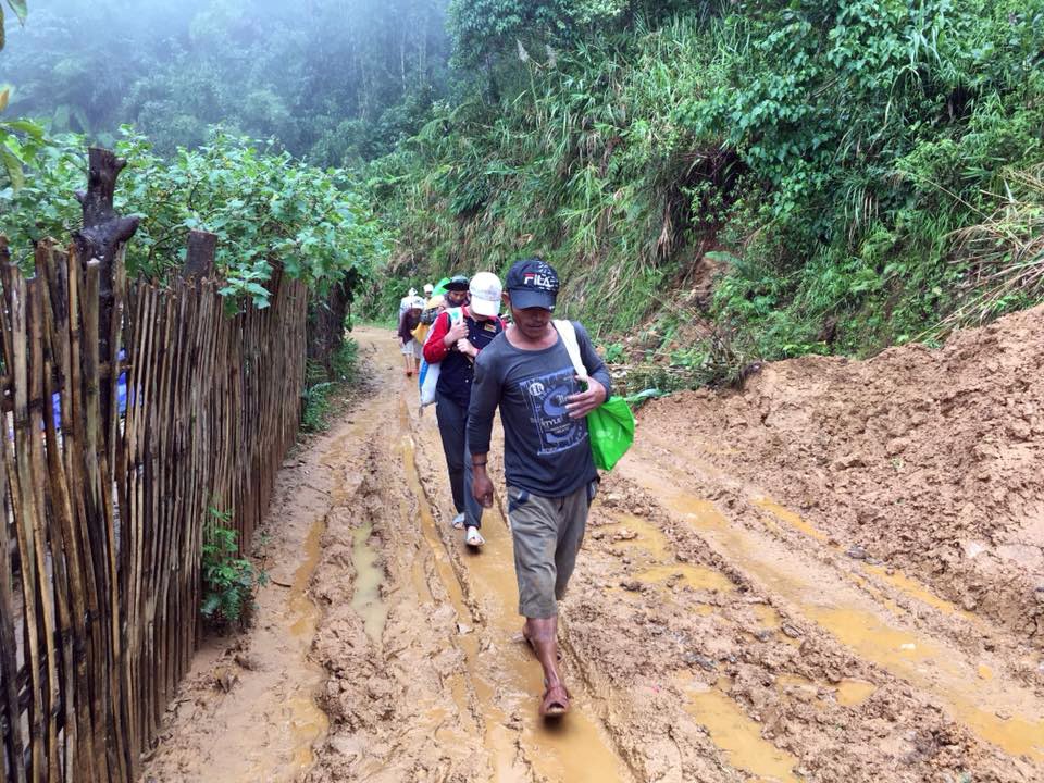 Mỗi suất quà là một tấm lòng của các mạnh thường quân chia sẻ với bà con Cadong trong cơn ngặt nghèo.