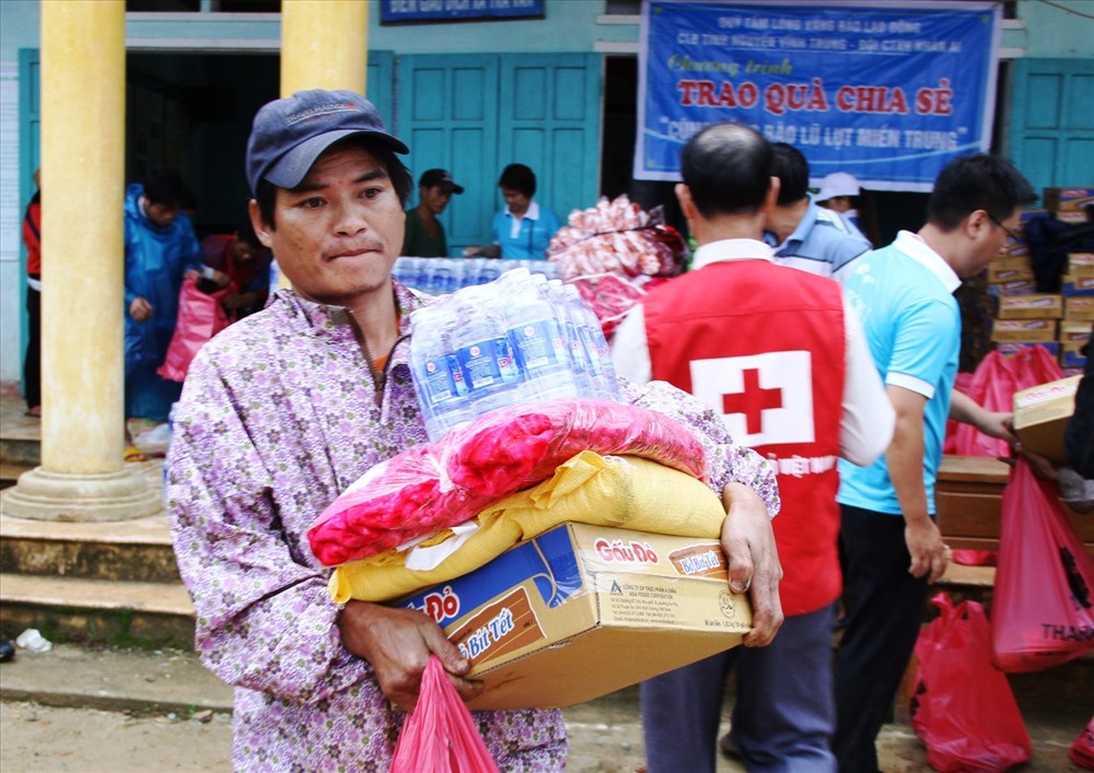 Những phần quà thiết thực giải quyết được nhu cầu cấp bách của bà con. Ảnh:LP
