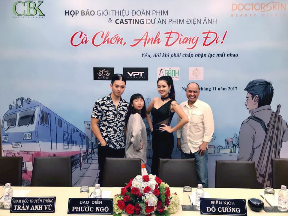 Biên kịch Đỗ Cường và các diễn viên trong phim. Ảnh:T.L
