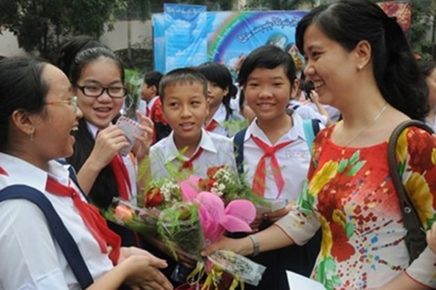 Tặng hoa thầy cô nhân ngày 20.11 là nét đẹp truyền thống. (Ảnh minh họa: H.N)