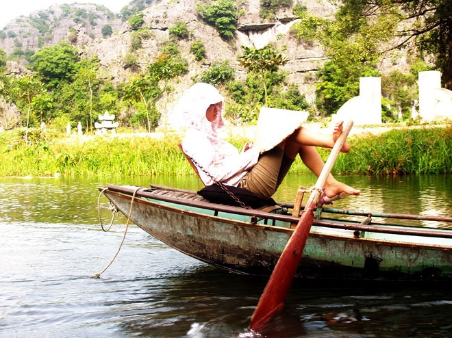 Chèo thuyền bằng chân. 