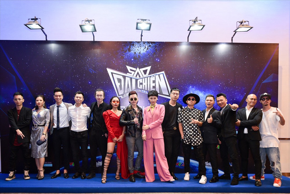 Dàn nghệ sĩ tham gia chương trình. Ảnh: T.L