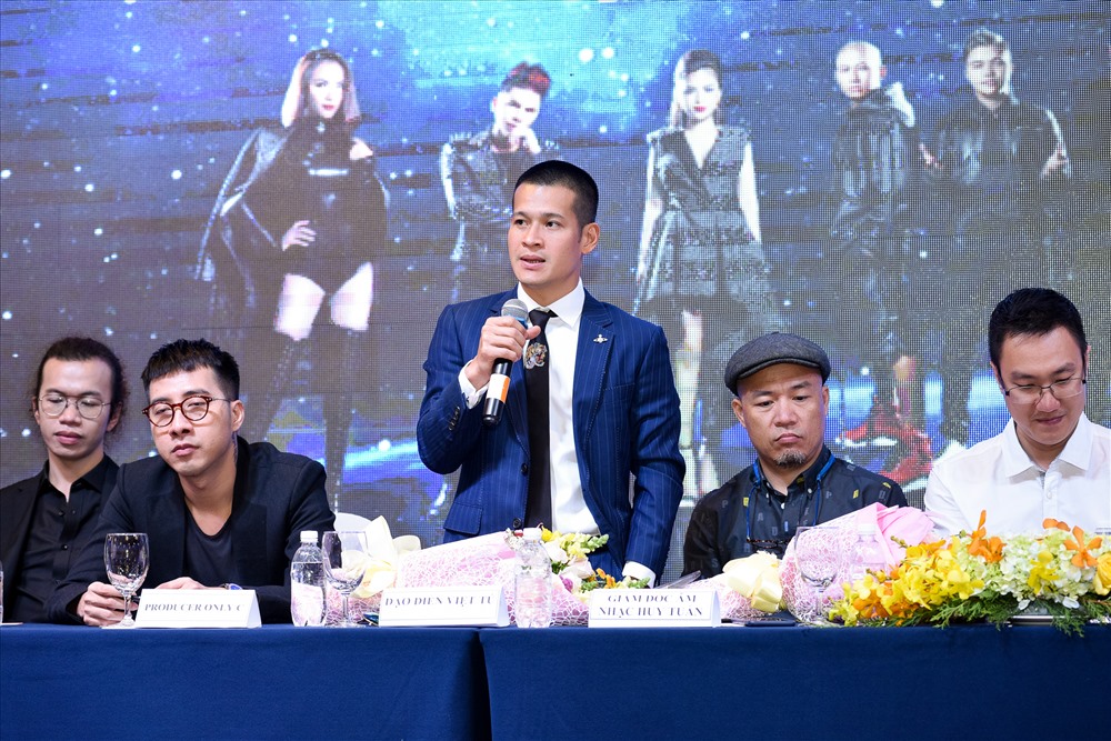 Đạo diễn Việt Tú trả lời báo chí