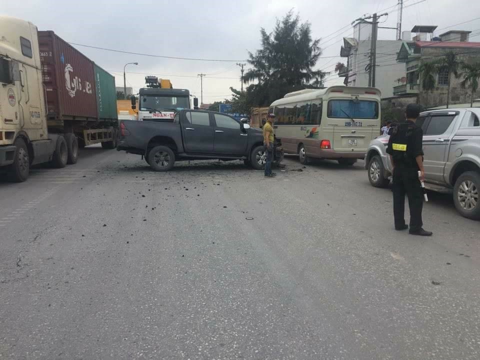 QL 18 ùn tắc sau tai nạn.