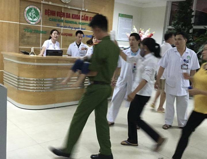 Lực lượng công an hỗ trợ gia đình đưa các cháu vào viện. Ảnh: Phú Thọ 24h