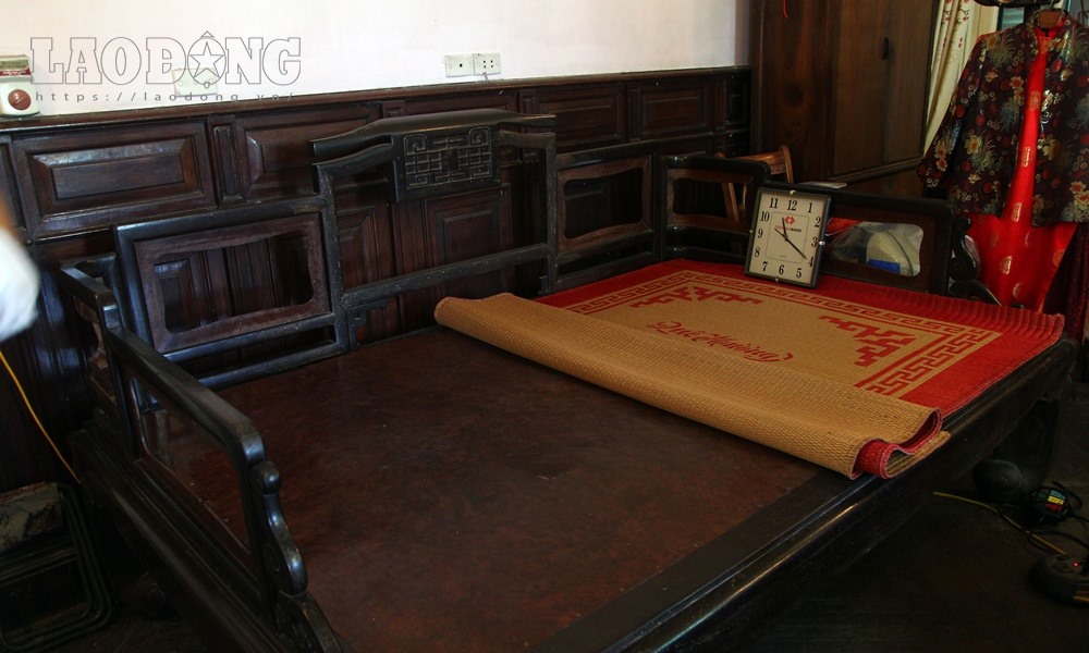 Chiếc giường bằng gỗ lim
