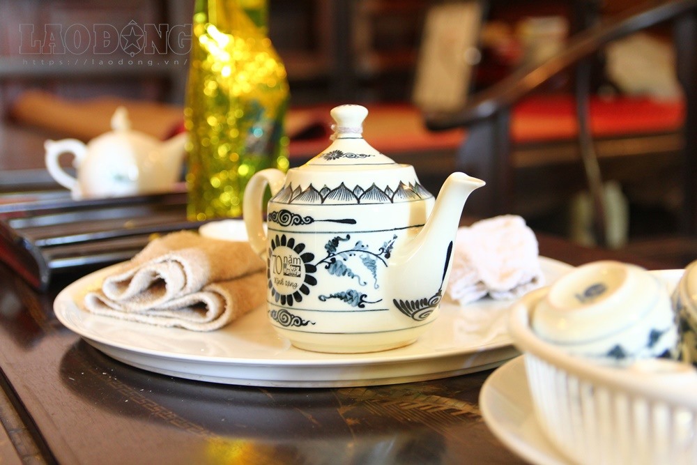 Sàn nhà các tầng đều làm bằng gỗ, tay vịn cầu thang và nhiều đồ đạc trong gia đình cũng được làm từ gỗ tốt, càng dùng càng bóng loáng, đẹp mắt. Nằm giữa trung tâm thủ đô nhưng chỉ cần bước chân vào khuôn viên căn biệt thự là được tận hưởng một không gian tĩnh lặng và trong lành. Phía sau căn biệt thự cổ là vườn cây xanh ngát, rất nhiều cây cổ thụ lâu năm. Những ai vào đây đều cảm nhận không khí trong lành, thoáng đãng.
