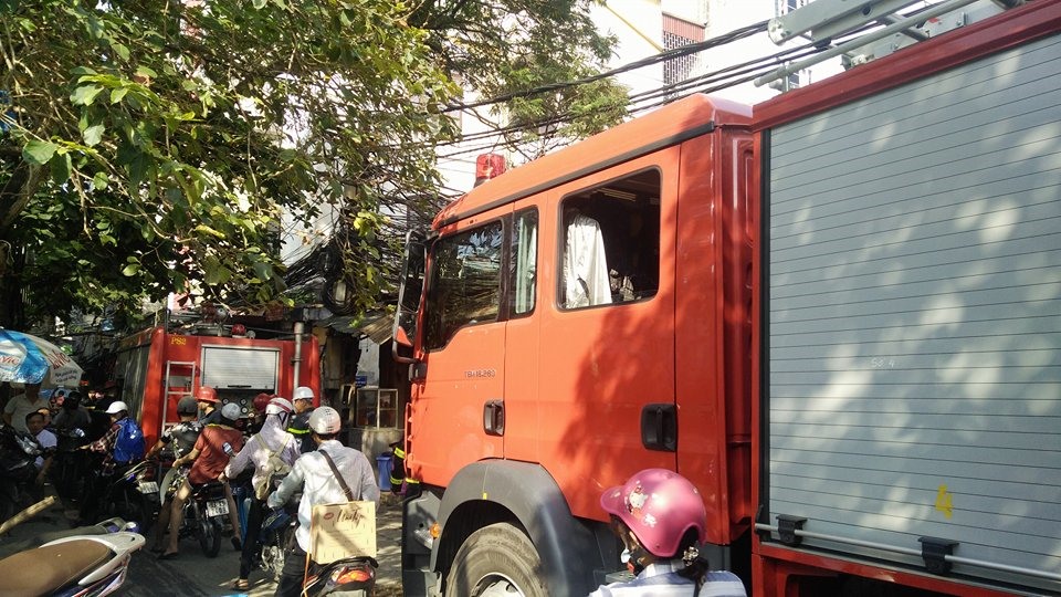 Xe cứu hỏa đến chữa cháy.