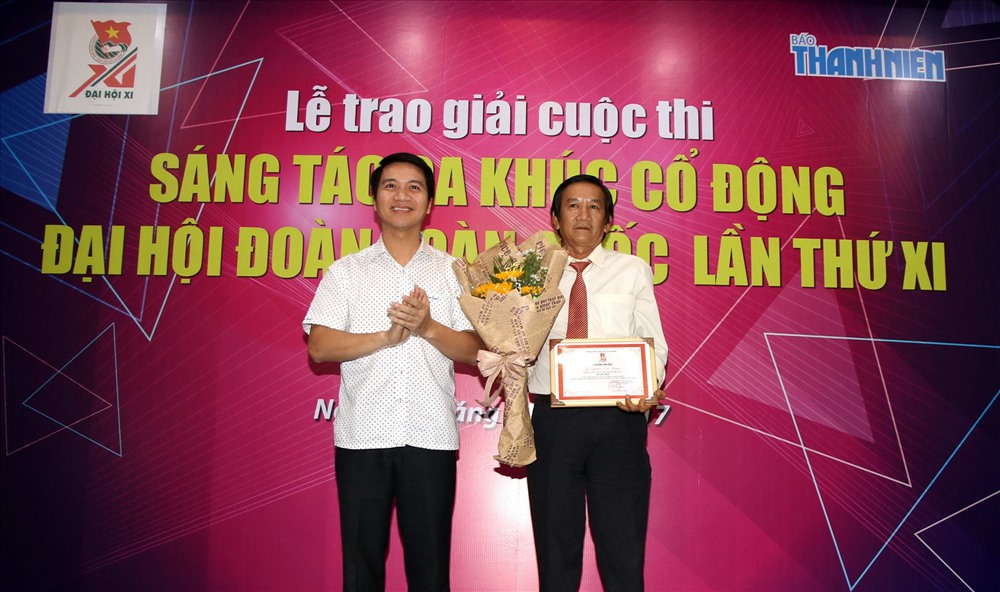 Bí thư BCH Trung ương Đoàn, Trưởng Ban tuyên giáo Trung ương Đoàn Nguyễn Ngọc Lương trao giải nhất cho Nguyễn Văn Luân. Ảnh: N.V