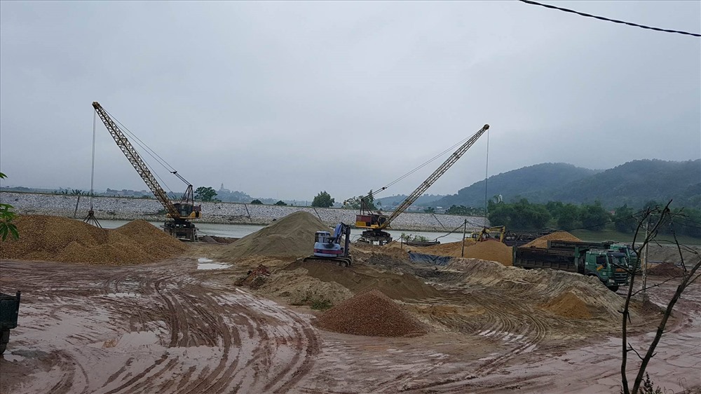 Một bãi vật liệu không phép của Công ty Phúc Hợp nằm bên bờ sông Thương.