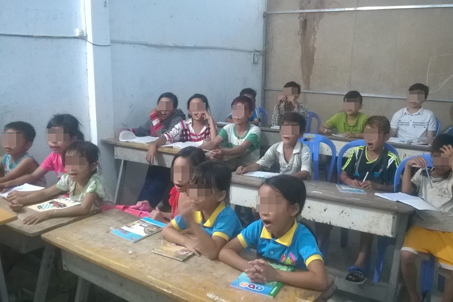 Trước đó ít phút thôi, những cái miệng mở tròn này còn đi chào bán vé số ở khắp nơi trong thị trấn. Ảnh: NGỌC BẢO