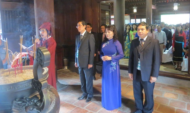 Lãnh đạo Bộ GDĐT, CĐ Giáo dục VN và các nhà giáo, cán bộ quản lý giáo dục tiêu biểu toàn quốc năm 2017 hương trước bàn thờ nhà giáo Chu Văn An ở Văn Miếu Quốc Tử Giám (Hà Nội). Ảnh: Xuân Trường
