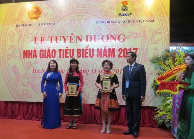 Thứ trưởng Bộ GDĐT Nguyễn Thị Nghĩa trao quà của Phó chủ tịch Nước Đặng Thị Ngọc Thịnh cho các nhà giáo tiêu biểu. Ảnh: Xuân Trường